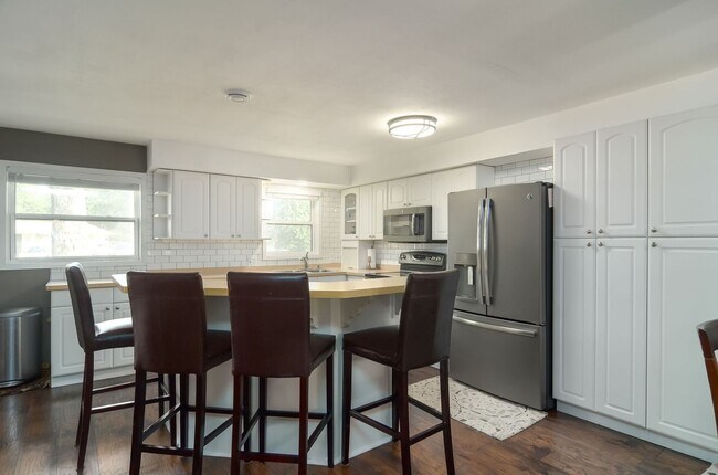 Building Photo - Nice Updated 3br/3ba In Wayzata (1 car garage)
