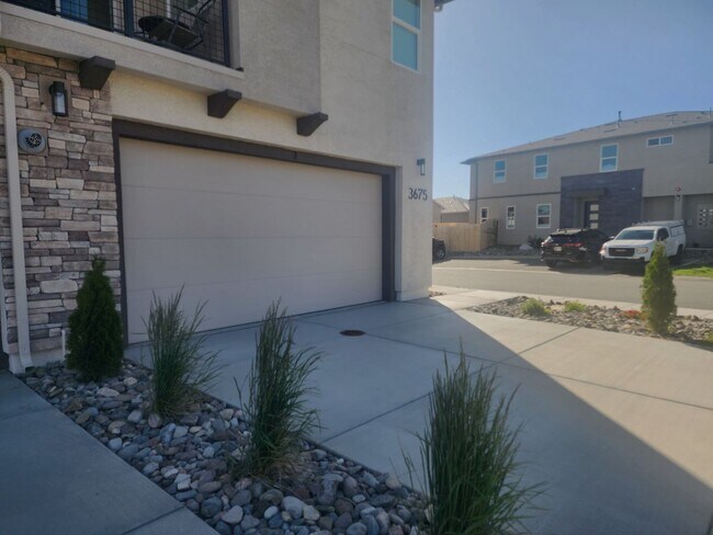 Foto del edificio - Brand New Townhome in South Carson City