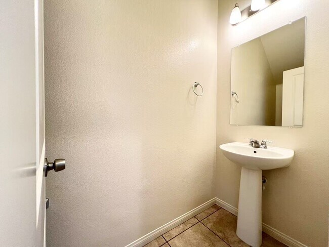 Building Photo - Modern 4BR Home with Island Kitchen, Tile ...