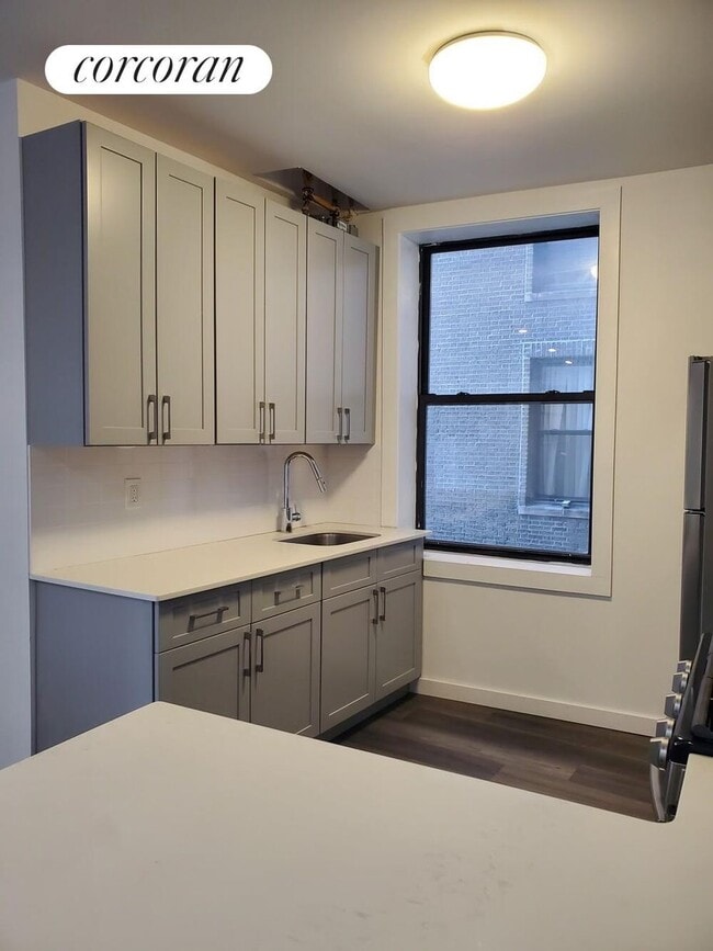 Building Photo - 720 Riverside Dr