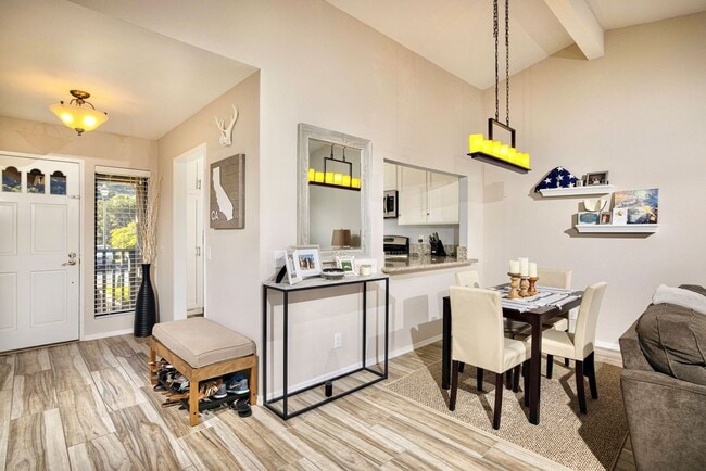 Foto del edificio - Beautifully Updated & Remodeled Upstairs Condo Unit in the Serene Pala Mesa Villas HOA Community,...