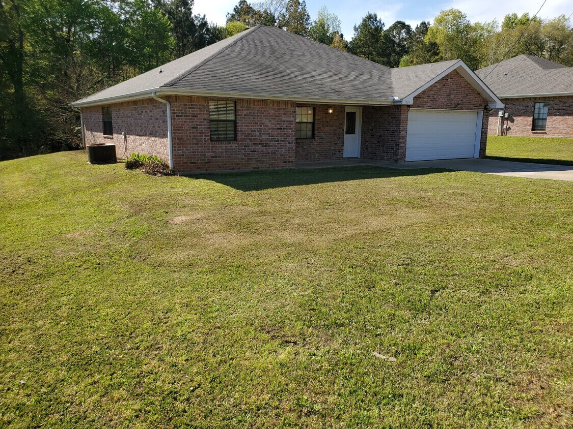 1231 Port Arthur Terrace, Leesville, LA 71446 House Rental in