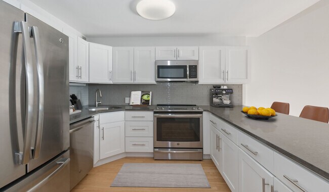 Cocinas renovadas con acabados de lujo disponibles para mejoras. ¡Consulte con el equipo de arrendamiento para obtener más detalles! - Riverloft