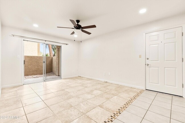 Foto del edificio - 5877 N Granite Reef Rd