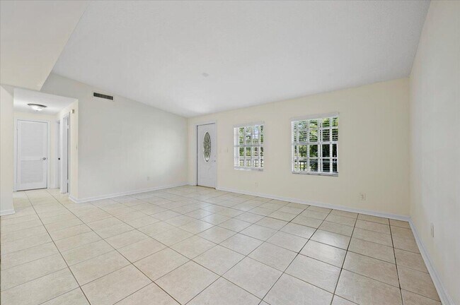 Foto del edificio - 16087 Cornwall Dr E