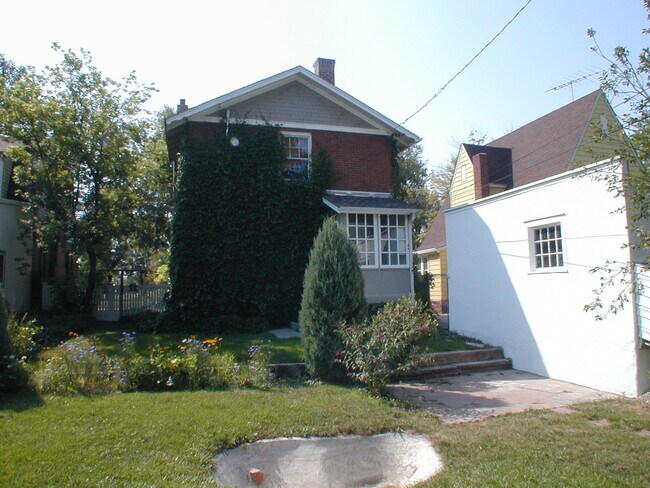Building Photo - House For Lease