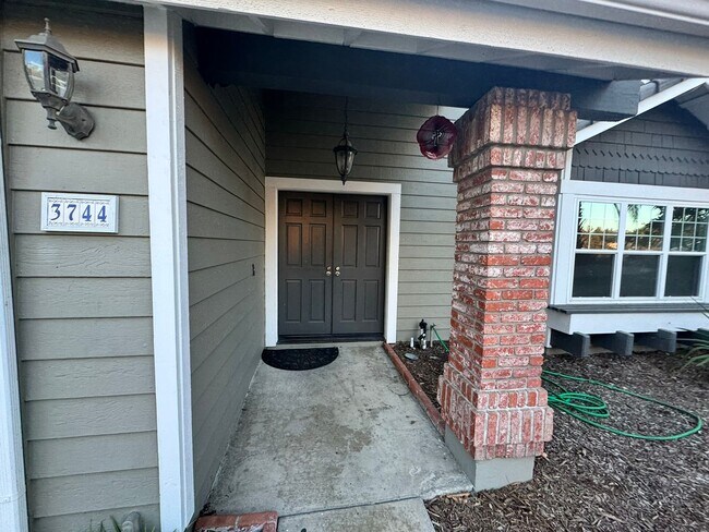 Foto del edificio - Elegant 4-Bed, 3-Bath Two-Story Home with Spacious Backyard and Private Downstairs Suite