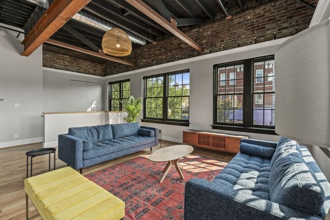 Building Photo - Renovated Highland Loft sleeps 4!