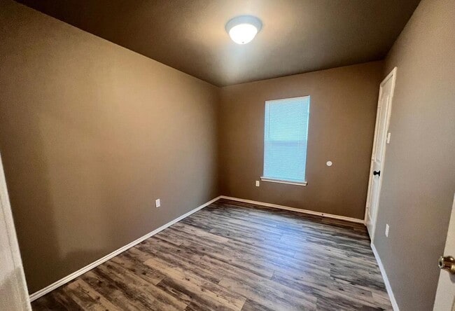 Building Photo - 1516 E 8th St