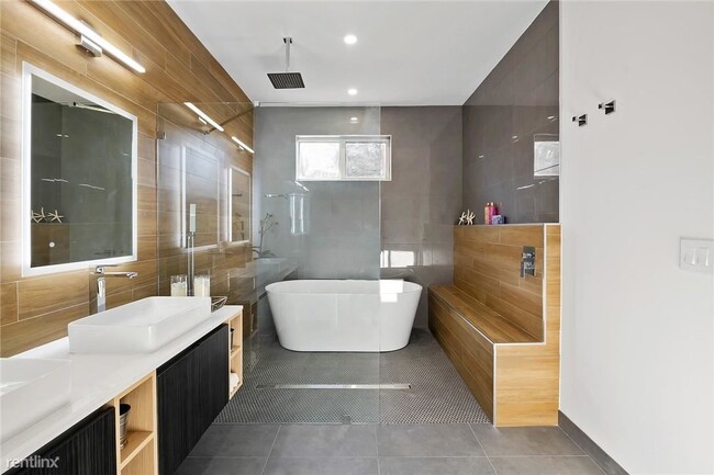Building Photo - 3 br, 2.5 bath House - 1718 N Victoria Par...