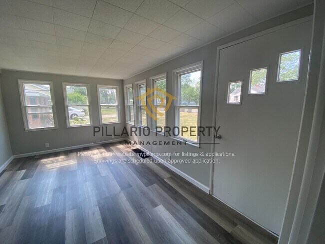Building Photo - Adorable & Updated 2 Bedroom / 1 Bath Home...