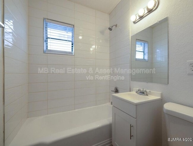 Foto del edificio - 1527 E Oak St