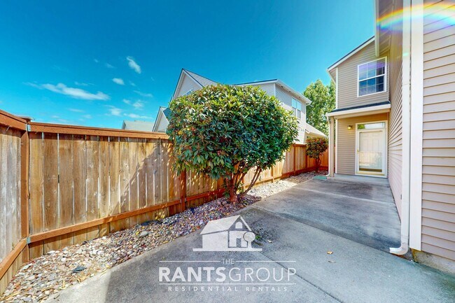 Foto del edificio - Spacious 3-Bedroom Home on a Corner Lot in...