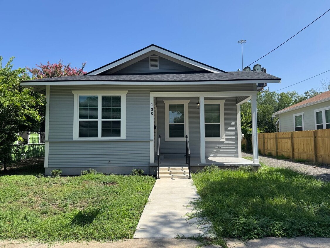 Beautiful 2/1 Home Available for Immediate Move In! - Beautiful 2/1 Home Available for Immediate Move In!