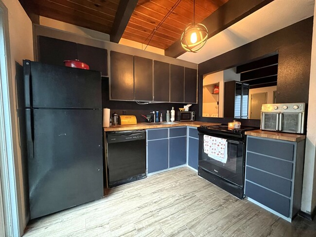 Building Photo - Cozy Portland Home with Spacious Living Room & Fenced Backyard