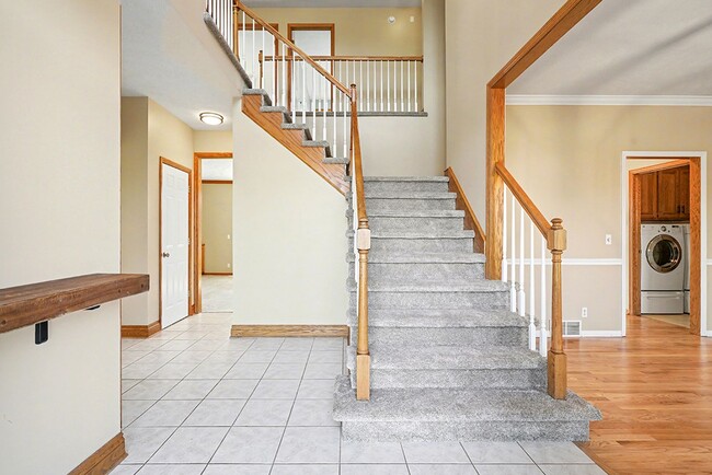 Foto del edificio - Spacious 4br/4.5 ba Home in Millard Mission Park Neighborhood. Huge Yard, 3 Car Garage