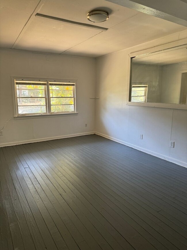 Foto del edificio - 3 bedroom 1 bath house with a large back yard! Available August 2026