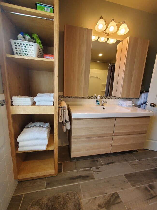 Bathroom, towels - 314 N Maple