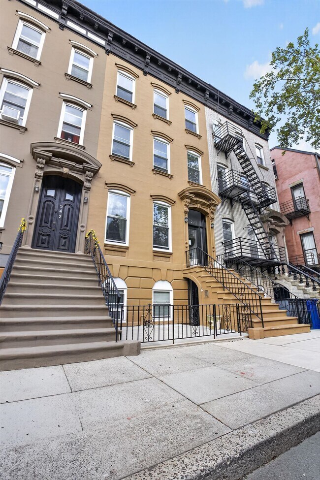 Foto del edificio - 540 Bramhall Ave