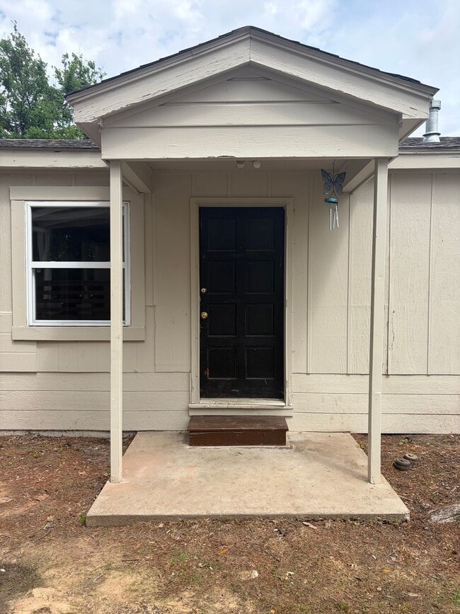 Building Photo - 2 BEDROOM 1 BATH HOUSE, WITH CENTRAL HEAT & AIR, ALL ELECTRIC, FENCED YARD. APPLICATION AND PET F...