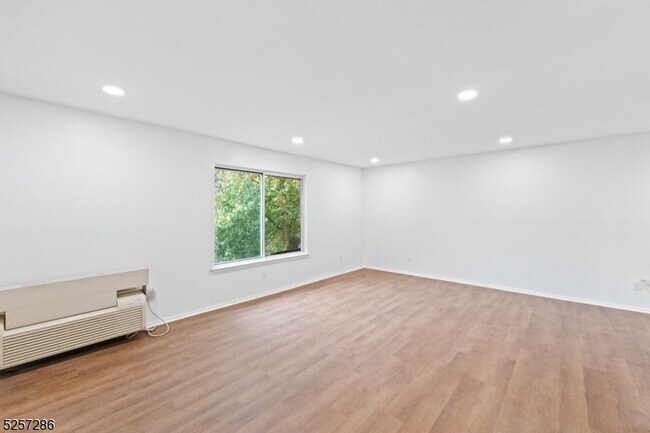 Foto del edificio - 68 Marlowe Ct