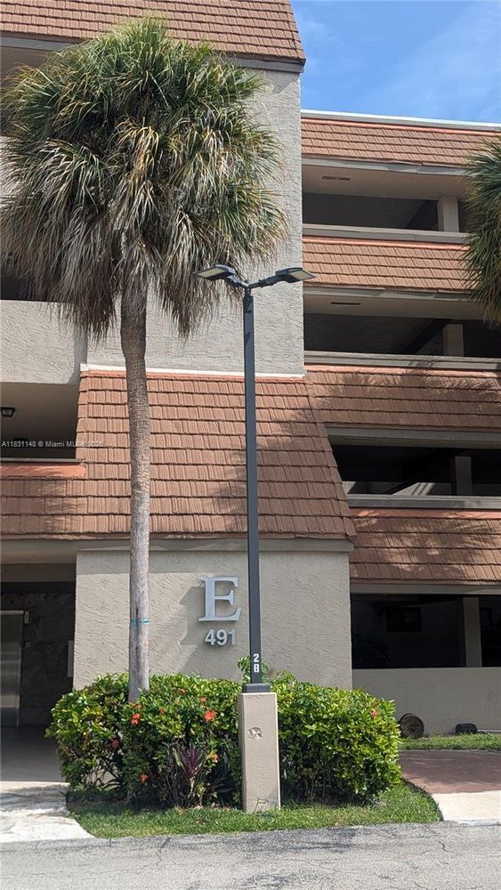 Foto del edificio - 491 Ives Dairy Rd