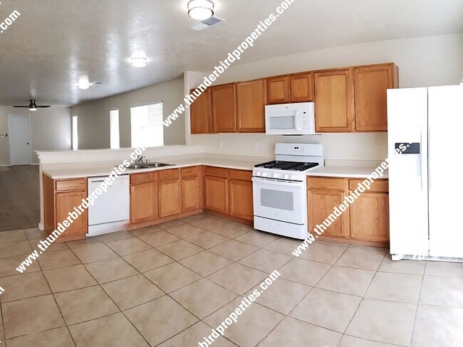 Building Photo - Great location - 4 Bedroom, 2 Bathroom, 2 ...