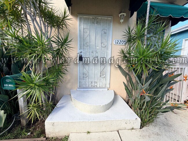 Foto del edificio - Cozy Single Family Home, Private Yard, Parking in Coveted West Side