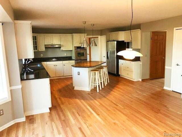 Foto del edificio - 348 Oakbridge Dr