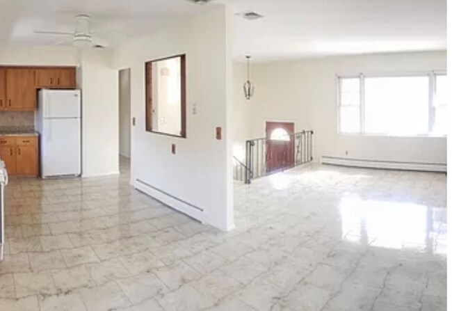 Building Photo - 213 Pine Tree Dr