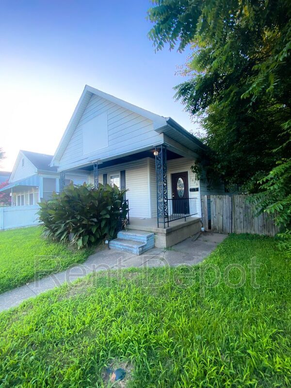 Building Photo - 1626 E Division St