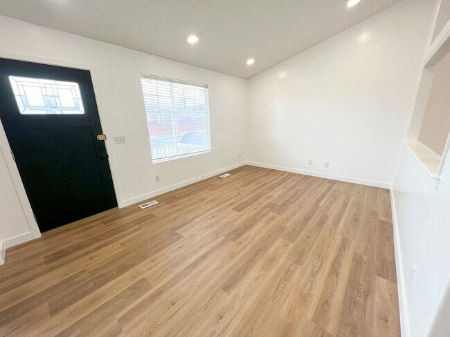Building Photo - Gorgeous Home in West Jordan