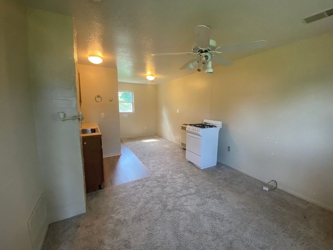 14035 S Telegraph Rd Unit 1, La Salle, MI 48145 Room for Rent in La