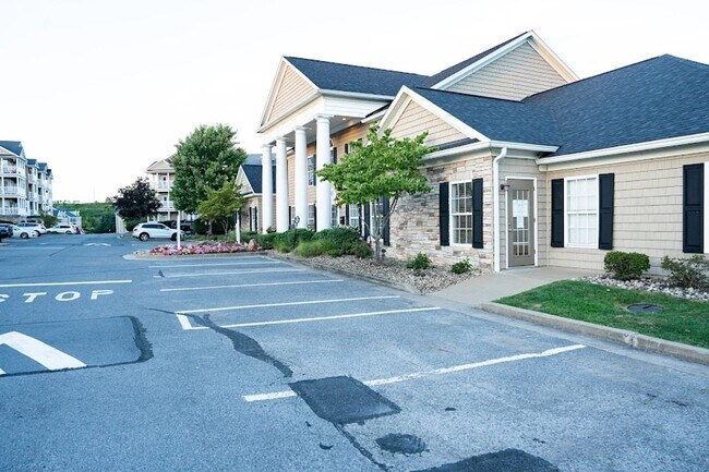 Foto del edificio - 3 Bedroom, Bonus Room and 3.5 Bathroom Townhome available in Suncrest Village- 04/03/2026 until t...