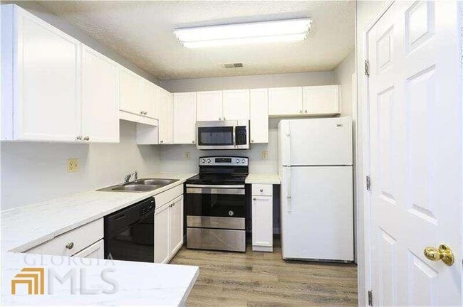 Building Photo - 225 Bentley Pl