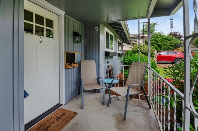 Building Photo - AVAILABLE NOW! RAMBLER W/HUGE FENCED BACK ...