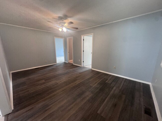 Building Photo - 908 Rochester Dr