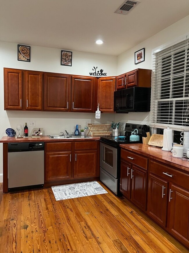 Foto del edificio - Charming 1BR Duplex in New Orleans