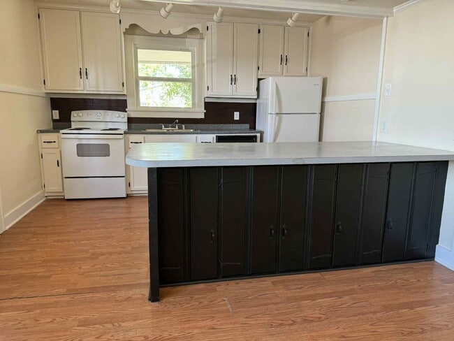 Building Photo - 1611 Nutwood St