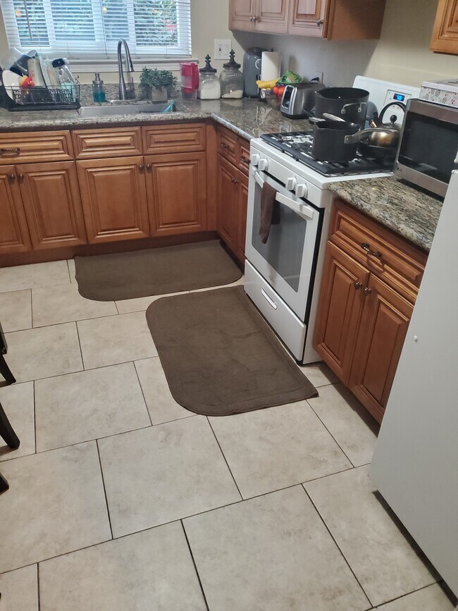 Kitchen - 342 Schafer Rd