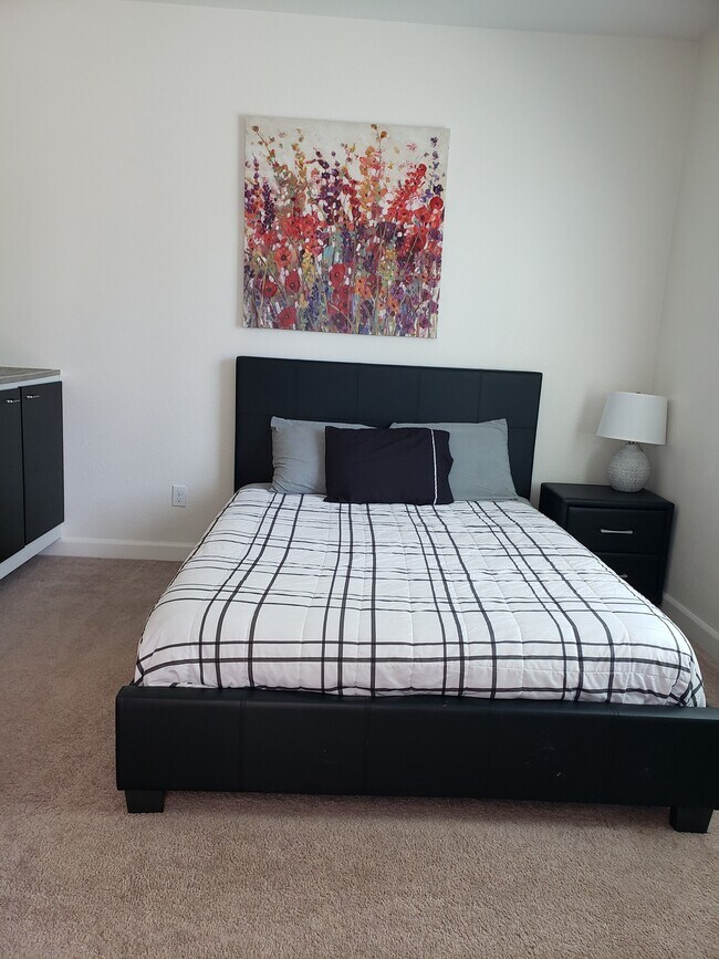 queen size bed - 303 Hampstead Dr