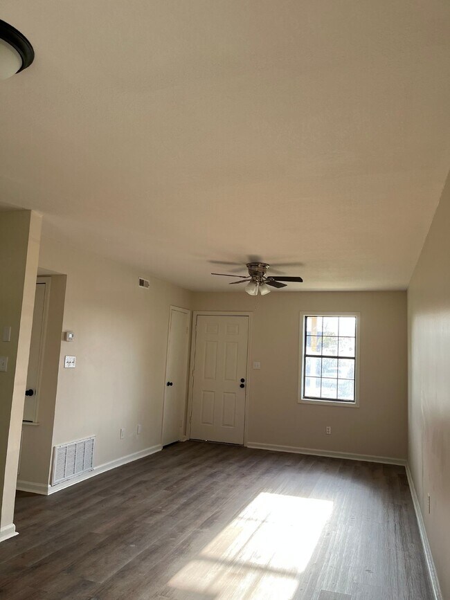 Building Photo - "Charming 3-Bed Home with Cozy 982 Sq. Ft. Living Space on Smith Avenue, Trumann!"