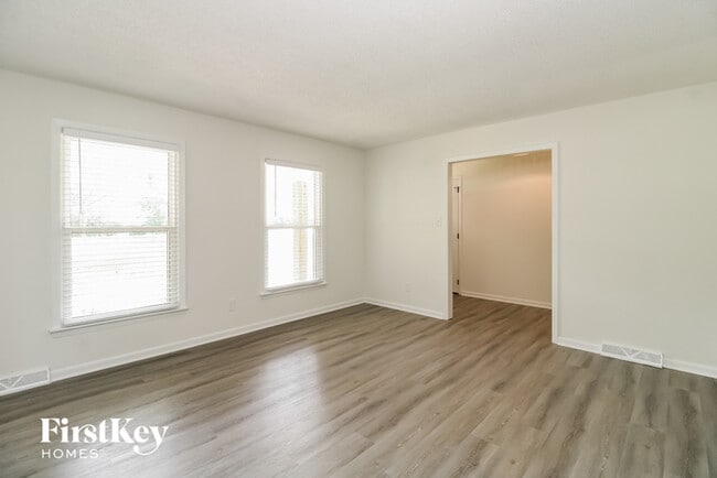 Building Photo - 1810 Chestnut Dr