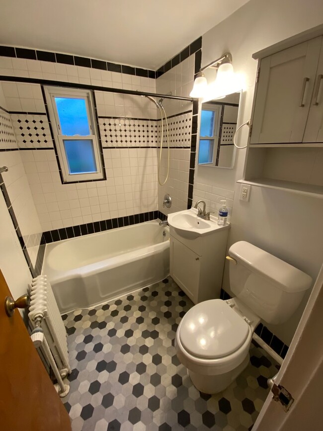 Bathroom - 190 Knickerbocker Rd