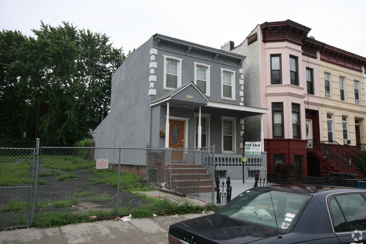 Foto del edificio - 920 Putnam Ave