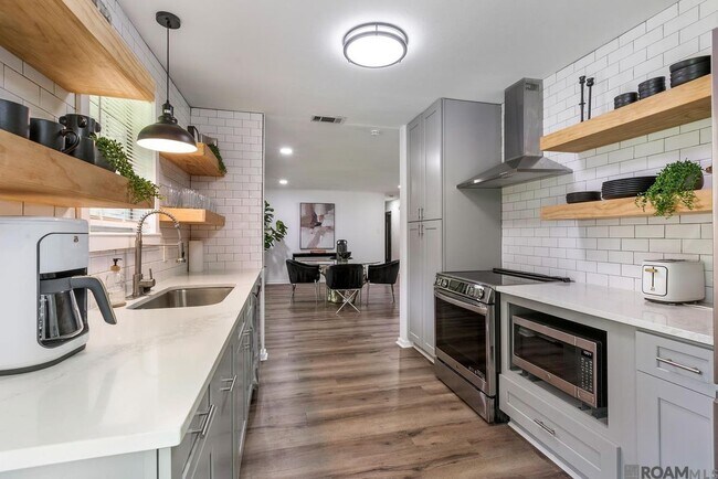 Foto del edificio - 7141 Boone Ave