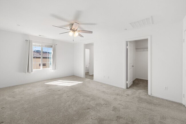 Building Photo - Beautiful 3 Bed / 2.5 Bath Condo with Open Floor Plan & Private Patio!