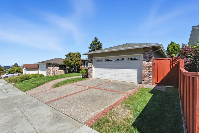 Building Photo - Spacious 2BD/2BA Home with Bonus Huge Room...