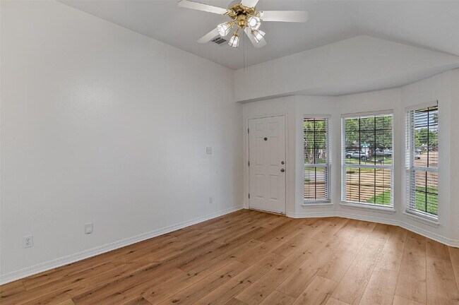 Foto del edificio - "Cozy Charm Awaits: 3-Bedroom Home with Fireplace in Bossier City!"