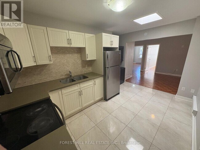 Photo du bâtiment - 341 Lakeshore Rd E